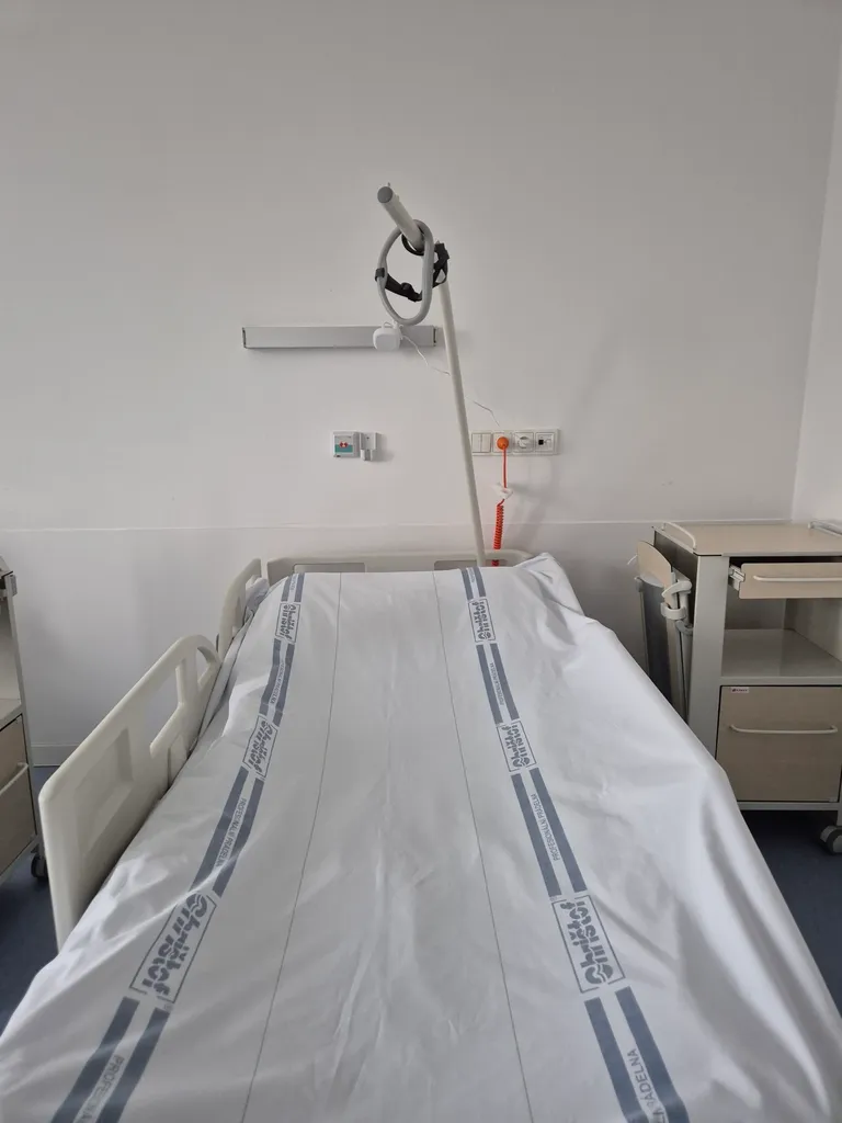 Senzor tina.care v nemocničním pokoji